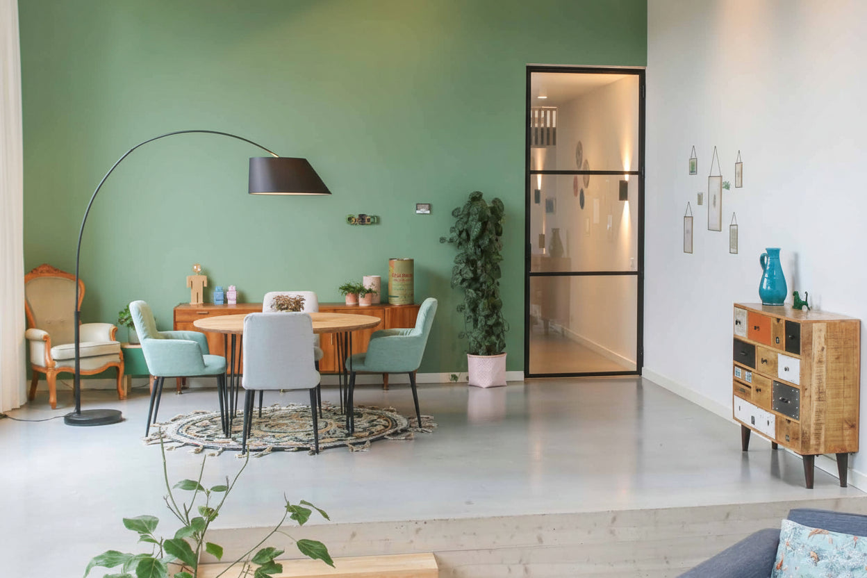 Handgemaakte ronde eettafel Forcina van massief eiken hout en metaal 130 cm - bruin en zwart