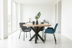 Ronde eettafel DREAUM van massief eiken hout en staal - bruin en zwart