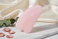 Rozenkwarts Gua Sha steen – massage kristal voor stralende huid
