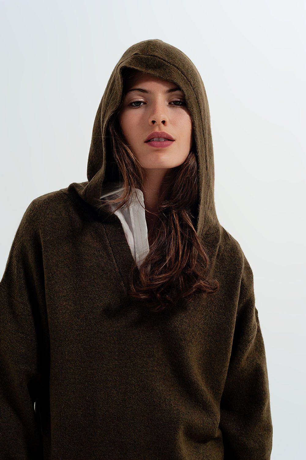 V-hals trui met hoodie - donker bruin